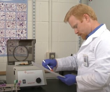 Клиника лечения наркозависимости в САО Москвы Врач в кабинете клиники