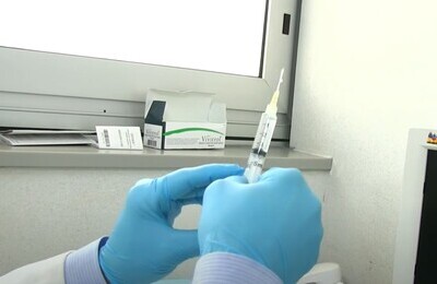 Проведение кодирования Вивитролом в САО Москвы Шприц с Вивитролом в руках у врача